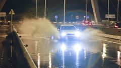 Un gran charco provoc� dificultades en la circulaci�n en el puente blanco de Lugo.