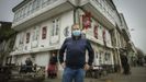 Javier Míguez, ante la Bodeguilla de San Roque, el primero de los tres establecimientos que abrió y que ahora cierra tras 35 años de actividad