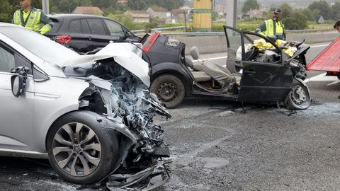   Los dos heridos en el accidente mortal de la Autovía do Salnés siguen en la uci con respiración asistida