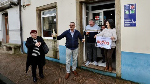 Manuel y Rosal�a celebran con sus clientes tras haber dado el primer premio del Ni�o