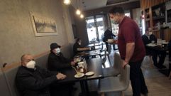 Clientes con mascarilla en el interior de un bar de Chantada, municipio que el lunes subir� de nivel de riesgo