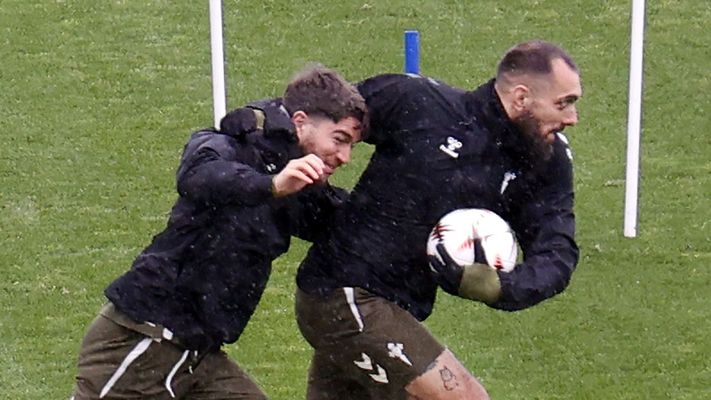 Carreira y Borja Iglesias, en un juego en el inicio de la �ltima sesi�n de trabajo antes de recibir al PAOK de Sal�nica.