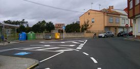 En la zona se ha reservado una plaza de estacionamiento para personas con diversidad funcional. 