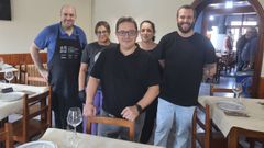 Toni P�rez, rodeado de su equipo en la braser�a Tierra y Mar de Serantes
