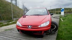 El coche fue abandonado debido a que result� da�ado