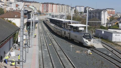 Un Alvia el pasado lunes 6 de abril en la estaci�n de Lugo, con trabajos a la izquierda en la nueva estaci�n