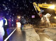 Fueron necesarias dos excavadoras para retirar la tierra arrastrada del pol�gono de A Ponte do Porto.