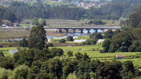 Vistas de Ponte As Estacas Castrelo en la desembocadura del Umia en una foto de archivo