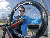 Pablo Dapena posa con su bicicleta en Pontevedra antes de partir hacia Australia. 