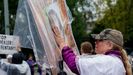 Una mujer acaricia la foto de su hija, muerta por el fentanilo, en una protesta delante de la Casa Blanca
