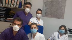 Detr�s, el doctor Fernando Lamelo, coordinador del equipo COVID-residencias del Chuac, con Victoria Barreira Vivi�n, directora residencia Domus VI Matogrande. Delante, los doctores Carlos Lari�o, Mar Terceiro y Marga Tovar.