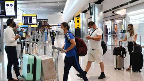 Pasajeros en el aeropuerto londinense de Heathrow