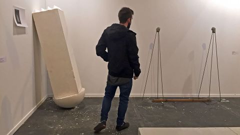 IZQUIERDA ESCULTURA DE RODRÍGUEZ-MÉNDEZ, A LA DERECHA CHRISTIAN GARCÍA BELLO EN FORMATO CÓMODO