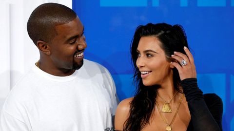 �Kim Kardashian y Kanye West?.El trauma de la �celebrity� tras sufrir un robo en Par�s la mantuvo un tiempo lejos de la vida p�blica, algo que ha dado pie a rumores de separaci�n entre ella y el rapero. Aunque ambos reaparecieron juntos hace poco, podr�an no estar atravesando su mejor momento como pareja.