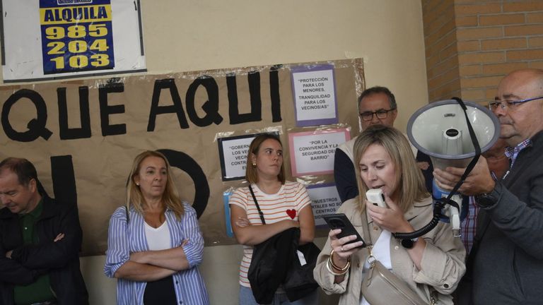 Edificio del barrio de La Florida se concentran para exigir que no se traslade el centro de menores de Avil�s a su edificio. Asturies Anfiscismo ha convocado una concentraci�n en la plaza Carlos Osoro a las 18:30 horas bajo el lema 'Fuera racismo de nuestros barrios', media hora antes de la programada en el Paseo de la Florida contra la posible ubicaci�n de un centro de menores en el barrio