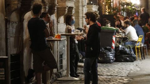 Usuarios de terrazas, ayer, en el distrito romano de Trastevere