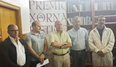 El comit� de seguimiento present� el premio junto a Juan Constenla.