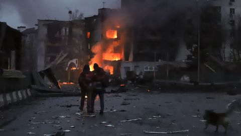 Edificios ardiendo tras un bombardeo ruso cerca de Kyiv, Ucrania