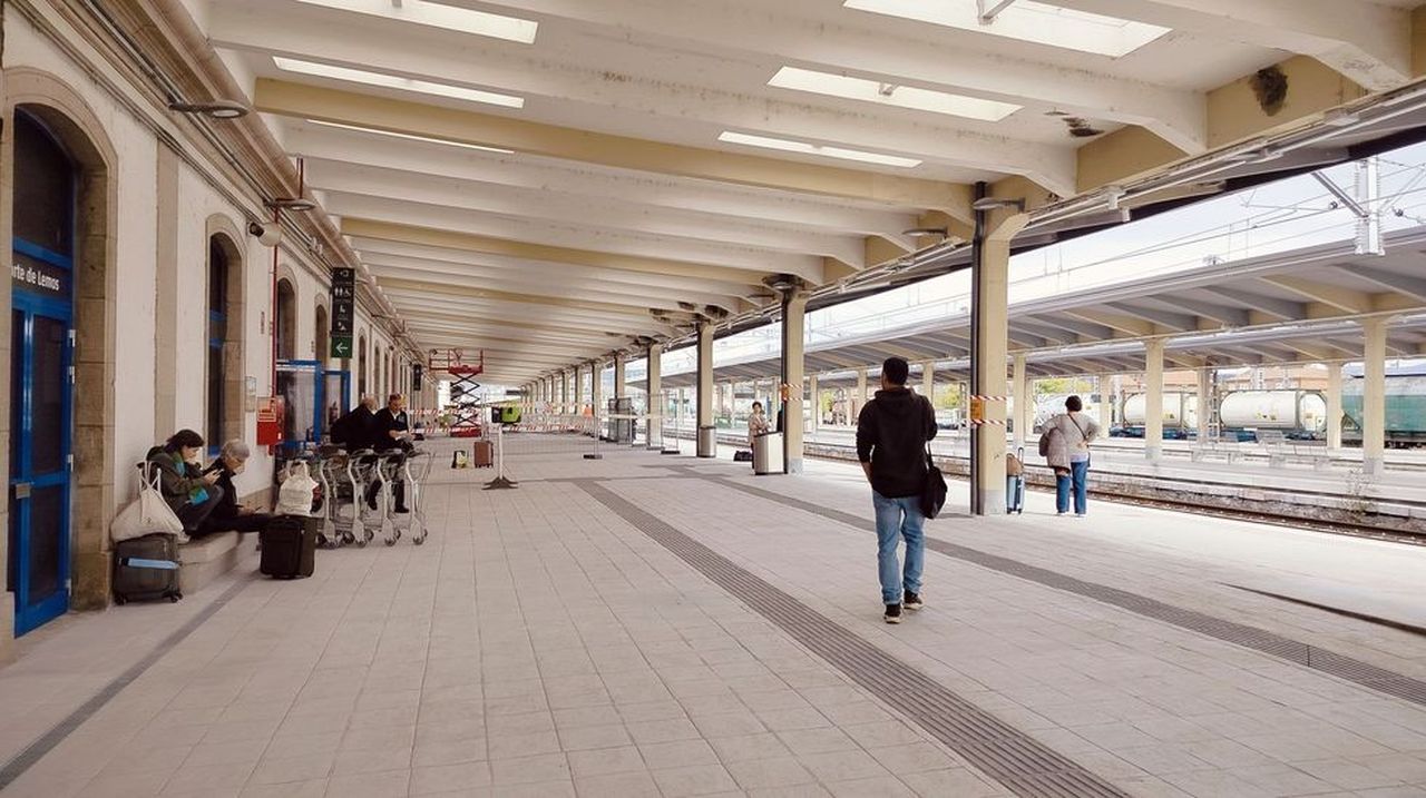 Herida en la estación de Monforte una turista que se cambiaba de tren por una avería