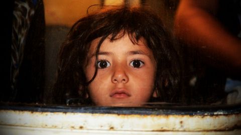 �Cu�l ser� mi destino? La mirada de una ni�a, que representa la inocencia de no entender nada de lo que le est� sucediendo, despu�s de estar retenida 24 horas junto a su familia y otras 500 personas, primero dentro de un autob�s y despu�s en las v�as de una peque�a estaci�n de tren, sin conocer en ning�n momento su destino. 