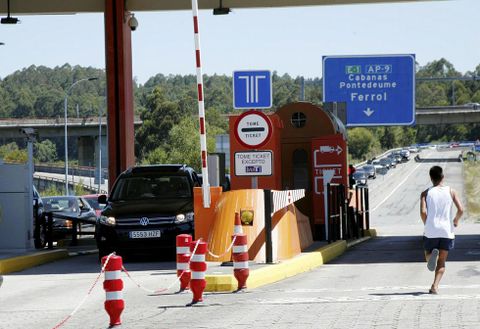 La salida de la AP-9 en Miño registró grandes colas el domingo al mediodía. 
