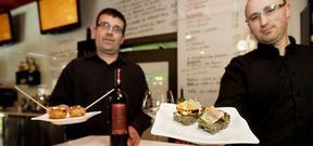 Las tapas se servir�n hoy de 20.00 a 23.00 horas y el resto de los d�as en este horario y de 12.00 a 15.00.