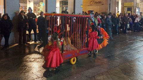Ritmo y calor para desafiar a la lluvia en el desfile de entroido de O Carballi�o