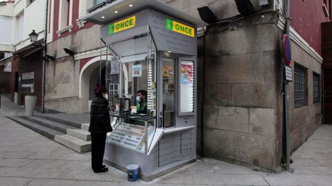 La ONCE instaló un nuevo modelo de cabina en su puesto de venta junto a la plaza de abastos de Monforte