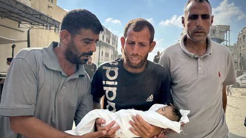 Uno de los bebés palestinos que murieron el sábado por desnutrición severa, antes de su funeral.