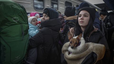 La estacin principal de Kiev llena de ciudadanos que esperan ser evacuados 