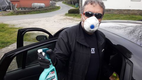 El chantadino Jos� Luis Baltar D�az usa mascarilla y lleva desinfectante en el coche