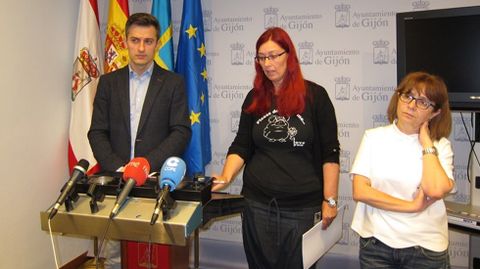 Por la izquierda, Jos� Mar�a P�rez, Estefan�a Puente y Ana Casta�o en la sala municipal de prensa