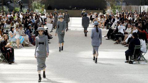 Modelos presentan las creaciones de la coleccin otoo/invierno del diseador Karl Lagerfeld