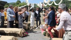 Anna y Agust celebraron hace unos das la boda en Pntaras, rodeados de invitados que recorrieron mil kilmetros para vivir la ceremonia en el municipio de A Fonsagrada