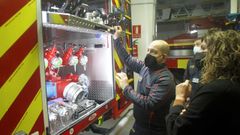 Un miembro del servicio narons muestra a la alcaldesa Ferreiro el equipamiento del camin