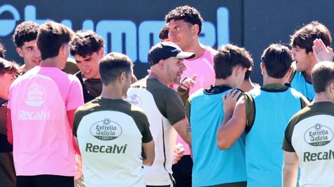 El entrenador del Celta Fortuna, Fredi �lvarez, charlando con los jugadores en Afouteza.