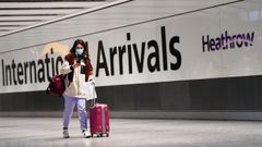 Una mujer, a su llegada al aeropuerto de Heathrow, en Londres