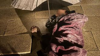 Un adolescente tropieza contra una baldosa levantada en el barrio de San L�zaro, en Santiago