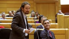S�nchez escucha la intervenci�n de Iglesias, durante el pleno del Senado del pasado febrero