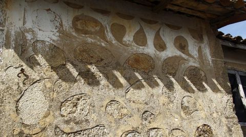Dise�os con cal borrados en gran parte en la aldea soberina de Castroseiros