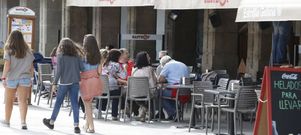 Terrazas vestidas con el nuevo mobiliario a lo largo de la avenida de la Marina. 