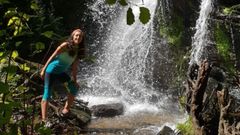 La bloguera de viajes Eva Abal, conocida por visitar m�s de 60 pa�ses y participar en distintas campa�as para empresas, da a conocer los encantos de Galicia. Participa en la promoci�n tur�stica de Padr�n y de Cami�os de Auga (en la foto, en la Fervenza das Hortas o de Santa Mar�a, entre Arz�a y Touro).