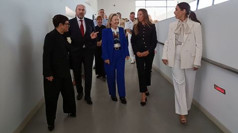 La secretaria de Estado de Defensa, Amparo Valcarce (de azul), antes de participar en la clausura de del 'Defense and Summit by Tech SMES', en LABoral Centro de Arte y Creaci�n Industrial