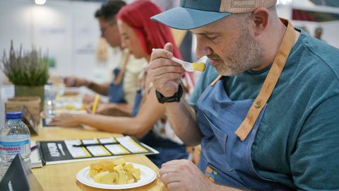 Un participante en la segunda Cata Nacional de Patatas en la feria Alimagro, en Xinzo.