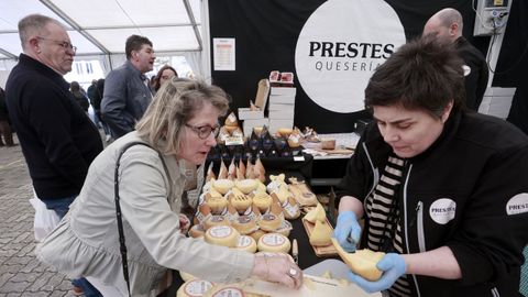 Prestes (a la derecha, Adela Fernndez Cuba en la feria del queso de Vilalba de este ao) ha logrado varios premios en el extranjero 