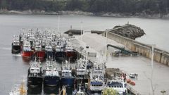 El puerto de Celeiro, donde Portos mejorar la iluminacin, en imagen de archivo con boniteros vascos amarrados