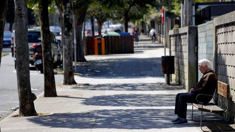 Un vecino de la avenida de Santa Cristina, en la parroquia de Perillo