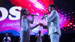 Cantantes de la orquesta Marbella en una actuaci�n de este verano en Boiro