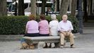 Imagen de archivo de varias personas mayores en un parque