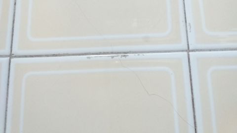 Grietas causadas por el paso de camiones por la carretera Moncelos-Abadín